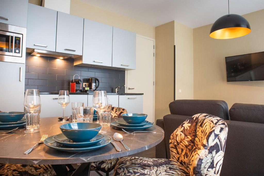 Deluxe apartment with dining area, kitchenette and lounge at Golden Mansion Amsterdam serviced apartments
