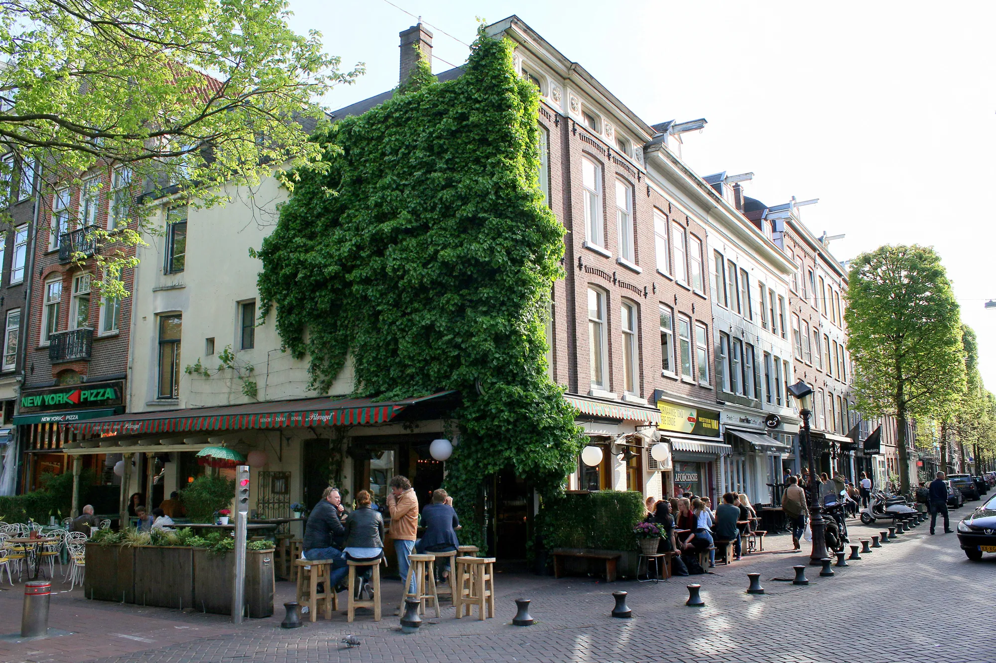 De Pijp neighbourhood cafes near Golden Mansion Amsterdam