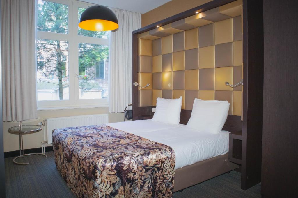 Standard studio with two single beds at Golden Mansion Amsterdam apartment hotel